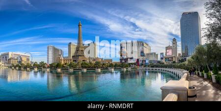 Ricostruita la Torre Eiffel, l'Hotel Paris e il lago di fronte all'Hotel Bellagio, Las Vegas Strip di Las Vegas, Nevada, STATI UNITI D'AMERICA Foto Stock