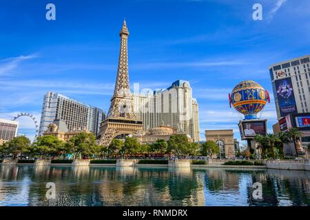 Ricostruita la Torre Eiffel, l'Hotel Paris e il lago di fronte all'Hotel Bellagio, Las Vegas Strip di Las Vegas, Nevada, STATI UNITI D'AMERICA Foto Stock