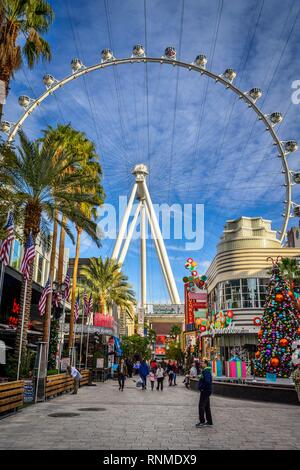 Negozi a La strada dello shopping di Linq Promenade, dietro il rullo alta, ruota panoramica Ferris, Las Vegas, Nevada, STATI UNITI D'AMERICA Foto Stock