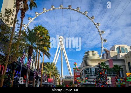 Negozi a La strada dello shopping di Linq Promenade, dietro il rullo alta, ruota panoramica Ferris, Las Vegas, Nevada, STATI UNITI D'AMERICA Foto Stock