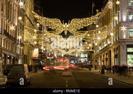 Decorazione di natale in Regent Street, scena notturna, Londra, Inghilterra, Gran Bretagna Foto Stock