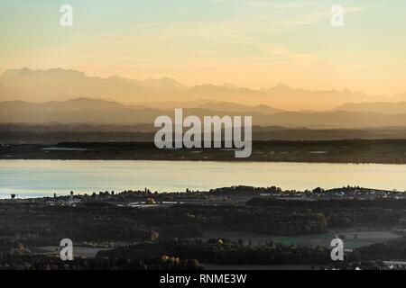 Vista da Gehrenberg al Lago di Costanza e sulle Alpi svizzere, tramonto, Markdorf, Lago di Costanza, Baden-Württemberg, Germania, Europa Foto Stock