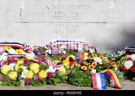 Memoriale di guerra in "place de la Republique" square a Strasburgo (Francia nord-orientale). Iscrizione "A nos morts" e date di guerre: WWI 1914 - 1918, WW Foto Stock