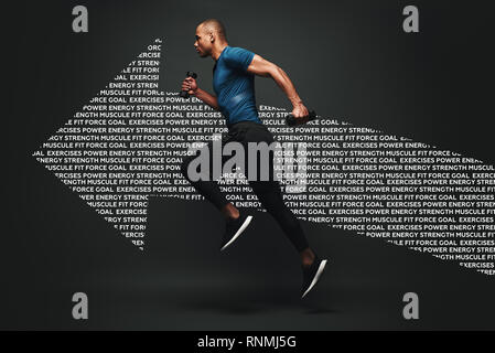 A piena lunghezza Ritratto di un sano sportivo muscolare saltando su sfondo scuro, con manubri nelle sue mani. Movimento dinamico. Vista laterale. Disegno grafico. Foto Stock