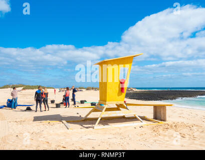 Bagnino giallo torre contro il cielo blu su El Burro spiaggia Corralejo, Fuerteventura, Isole Canarie, Spagna Foto Stock