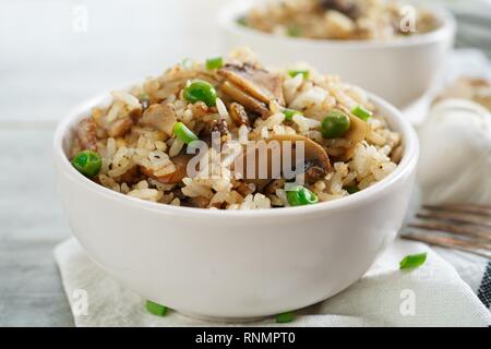 In casa Mashroom o riso Pilaf in una ciotola vicino, il fuoco selettivo Foto Stock