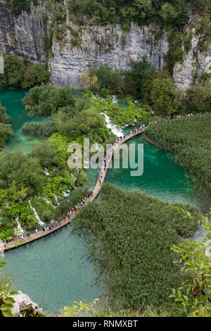 La Bella e sorprendente Parco Nazionale dei Laghi di Plitvice, Croazia, un ​aerial colpo di un ampio a piedi con le persone tra due laghi Foto Stock