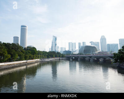 Singapore skyline della città con grattacieli si riflette nel fiume Singapore Foto Stock