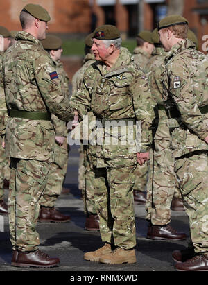 Il Principe di Galles (al centro), il Colonnello Welsh protezioni, presenta la campagna medaglie ai soldati del primo battaglione guardie gallese a Elizabeth caserma, Pirbright Camp a Woking, in seguito al loro ritorno in Afghanistan. Foto Stock