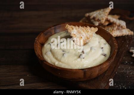 Cannoli fatti in casa dip con chip, il fuoco selettivo Foto Stock