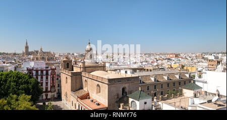 Paesaggio urbano panoramica del centro storico di Siviglia dalla parte superiore dello spazio Metropol Parasol, Andalusia, Spagna. Foto Stock