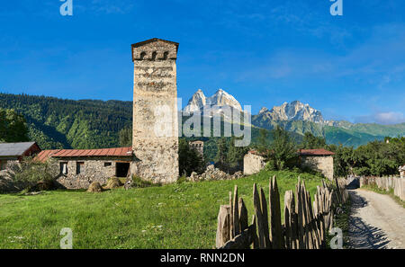 Pietra Svaneti medievale case a torre del borgo Lashtkhveri nelle montagne del Caucaso, Svaneti superiore, Samegrelo-Zemo Svaneti, Mestia, Georgia. Un UNESC Foto Stock