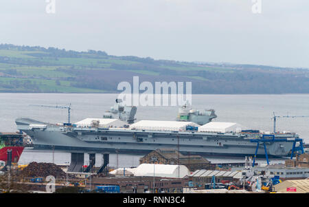 19 feb 2019. Royal Navy HMS Prince of Wales portaerei in costruzione a Babcock Marine cantiere Rosyth Dockyard in Fife, Scozia, Regno Unito Foto Stock