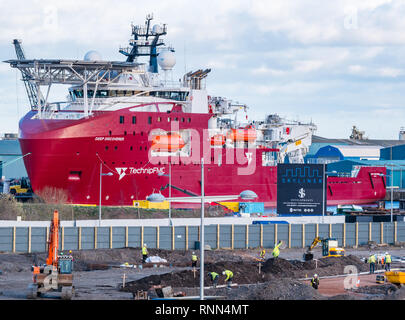 Lavori di costruzione edificio sito , Waterfront Plaza con profonda Explorer alimentazione offshore nave in porto, Victoria Quay, Leith, Edimburgo, Scozia, Regno Unito Foto Stock