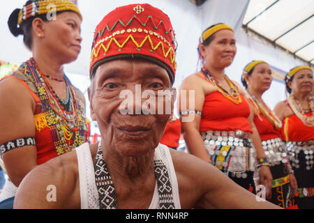 Penampang, Sabah Malaysia.Maggio 30, 2016 : l uomo da etnici Paluan Murut tribù di Sabah Borneo indossando il costume tradizionale durante la pesta Kaamatan. Foto Stock