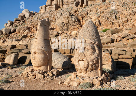 Statua teste, da destra, Herekles & Apollo di fronte alla piramide di pietra 62 BC tomba reale di re Antioco I Theos di Commagene, est terrazza, Moun Foto Stock