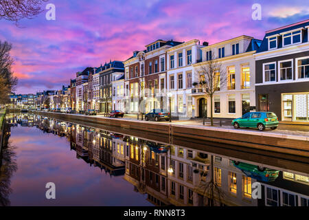 Case tradizionali a fianco di un canale a L'Aia, Paesi Bassi Foto Stock