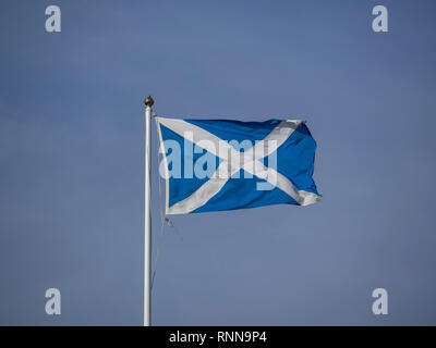 Saint Andrew's Cross o si intraversa e bandiera la pole in una giornata di vento a Fort George, vicino a Inverness, Scotland Foto Stock