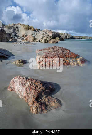 Lewisian Gneiss e granito rosa rock formazione sulla spiaggia di Uige, isola di Lewis, Ebridi Esterne, Scozia. Foto Stock