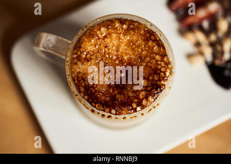 Foto macro di latte caldo con caramello al forno di crosta. Concetto di cibo. Vista superiore vicino l immagine del caffè. Foto Stock