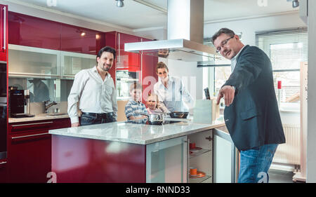 Expert spiegando nuova cucina di famiglia in cerca di un Foto Stock