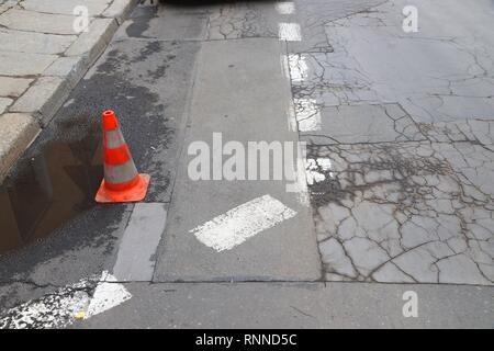 Superficie di strada danno - le infrastrutture per i trasporti dei problemi. Patched road. Foto Stock