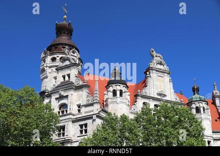 La città di Lipsia, in Germania. Nuovo Municipio (Neues Rathaus) costruiti in architettura dello storicismo stile. Foto Stock