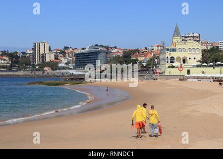 ESTORIL, Portogallo - 21 Maggio 2018: vita delle guardie a piedi lungo la spiaggia di Tamariz (Praia do Tamariz) a Estoril. Il Portogallo aveva 12,7 milioni di visitatori stranieri in 20 Foto Stock