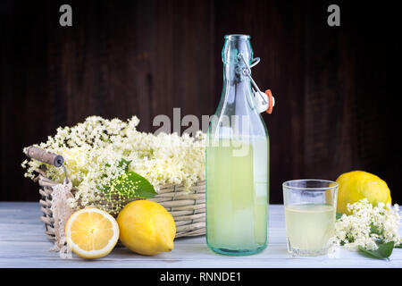 Sciroppo di fresco da Sambucus nigra con il giallo dei limoni in una bottiglia di vetro Foto Stock