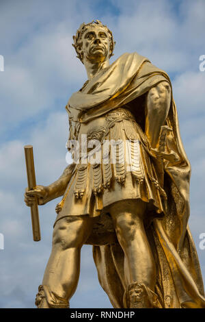 La statua dorata di Re Carlo ll nel centro della figura di corte del Royal Hospital Chelsea (per ex-soldati) che ha fondato nel 1682. Foto Stock