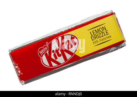 Nestle lemon drizzle KitKat bar isolato su sfondo bianco - Kit Kat Foto Stock