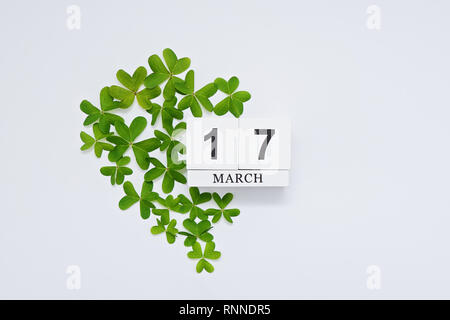 Salva data block bianco il calendario per il mese di marzo 17 festeggiare il giorno di San Patrizio in metà del cuore verde cornice da foglie di trifoglio, isolato su bianco,mock up Foto Stock