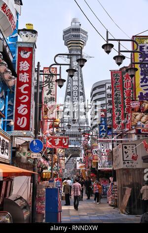 OSAKA, Giappone - 25 aprile: la gente visita quartiere Shinsekai on April 25, 2012 di Osaka in Giappone. Osaka è la terza città più grande in Giappone (2,8 milioni di persone Foto Stock