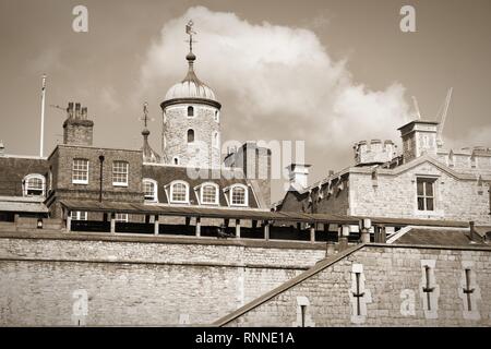 Londra, Inghilterra - Torre di Londra. UNESCO - Sito Patrimonio dell'umanità. Tonalità seppia - filtrati in stile retrò foto in bianco e nero. Foto Stock