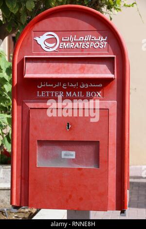 DUBAI, Emirati Arabi Uniti - 9 dicembre 2017: Emirates Post mail box in Dubai. Emirates Post servizio avviato nel 1909. Foto Stock