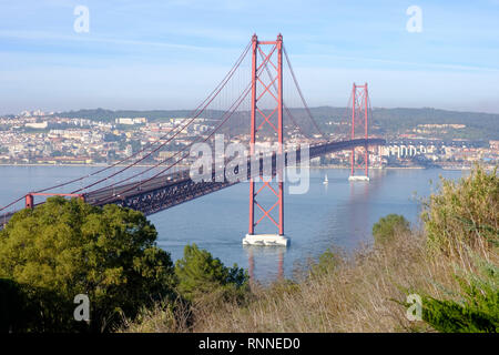 25 de Abril bridge (25 aprile ponte) collega la città di Lisbona a Almada su banca del sud attraversando il fiume Tago Foto Stock