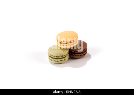 Deliziosi macarons assortiti isolati su sfondo bianco - pasticceria francese Foto Stock