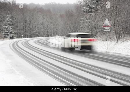 Guida auto su neve road, cartello di avviso, gradiente, Hesse, Germania Foto Stock