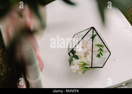 Bellissimo mazzo di fiori in un vaso su un matrimonio di rose e peonie tabella, un eucalipto. Decorazione di un tavolo di nozze Foto Stock