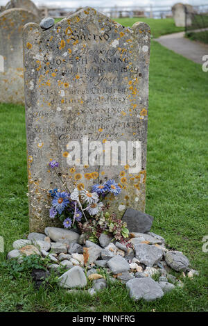 L'originale pietra tombale di Mary Anning prima che è stata sostituita nel 2019. Visitatori come per posizionare i fossili sulla tomba invece di fiori in sua memoria. Foto Stock