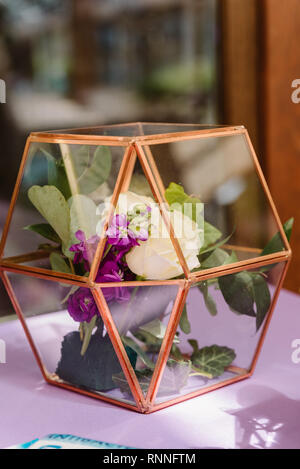 Bellissimo mazzo di fiori in un vaso su un matrimonio di rose e peonie tabella, un eucalipto. Decorazione di un tavolo di nozze Foto Stock