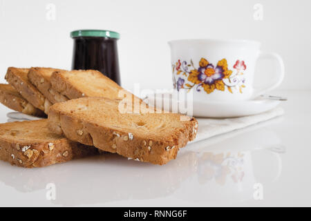 Fette biscottate caffè latte e marmellata Foto Stock