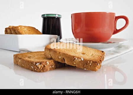 Fette biscottate cappuccino e marmellata Foto Stock