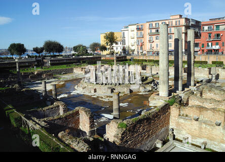 Pozzuoli, Campania, Italia. Il Macellum : era il Macellum o mercato edificio della colonia romana di Puteoli, ora la città di Pozzuoli nel sud dell'Italia. Quando per la prima volta scavate nel XVIII secolo, il ritrovamento di una statua di Serapide ha portato alla costruzione di essere identificato erroneamente come la città serapeo o Tempio di Serapide. Il Macellum è periodicamente sommerse in parte dal mare a causa del bradisismo di origine vulcanica che interessa i Campi Flegrei. Il livello raggiunto dall'acqua è visibile su colonne. I fori lasciati dai molluschi Lithophaga sono visibili anche sulle colonne. Foto Stock