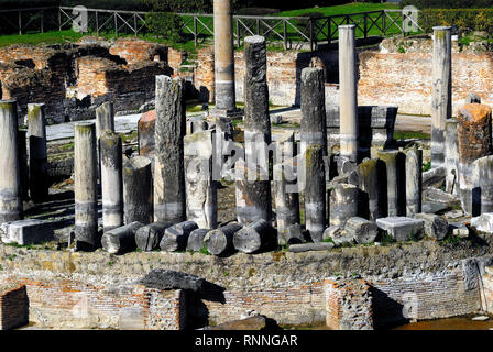 Pozzuoli, Campania, Italia. Il Macellum : era il Macellum o mercato edificio della colonia romana di Puteoli, ora la città di Pozzuoli nel sud dell'Italia. Quando per la prima volta scavate nel XVIII secolo, il ritrovamento di una statua di Serapide ha portato alla costruzione di essere identificato erroneamente come la città serapeo o Tempio di Serapide. Il Macellum è periodicamente sommerse in parte dal mare a causa del bradisismo di origine vulcanica che interessa i Campi Flegrei. Il livello raggiunto dall'acqua è visibile su colonne. I fori lasciati dai molluschi Lithophaga sono visibili anche sulle colonne. Foto Stock