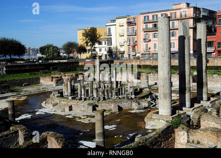 Pozzuoli, Campania, Italia. Il Macellum : era il Macellum o mercato edificio della colonia romana di Puteoli, ora la città di Pozzuoli nel sud dell'Italia. Quando per la prima volta scavate nel XVIII secolo, il ritrovamento di una statua di Serapide ha portato alla costruzione di essere identificato erroneamente come la città serapeo o Tempio di Serapide. Il Macellum è periodicamente sommerse in parte dal mare a causa del bradisismo di origine vulcanica che interessa i Campi Flegrei. Il livello raggiunto dall'acqua è visibile su colonne. I fori lasciati dai molluschi Lithophaga sono visibili anche sulle colonne. Foto Stock