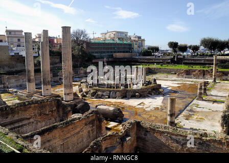 Pozzuoli, Campania, Italia. Il Macellum : era il Macellum o mercato edificio della colonia romana di Puteoli, ora la città di Pozzuoli nel sud dell'Italia. Quando per la prima volta scavate nel XVIII secolo, il ritrovamento di una statua di Serapide ha portato alla costruzione di essere identificato erroneamente come la città serapeo o Tempio di Serapide. Il Macellum è periodicamente sommerse in parte dal mare a causa del bradisismo di origine vulcanica che interessa i Campi Flegrei. Il livello raggiunto dall'acqua è visibile su colonne. I fori lasciati dai molluschi Lithophaga sono visibili anche sulle colonne. Foto Stock