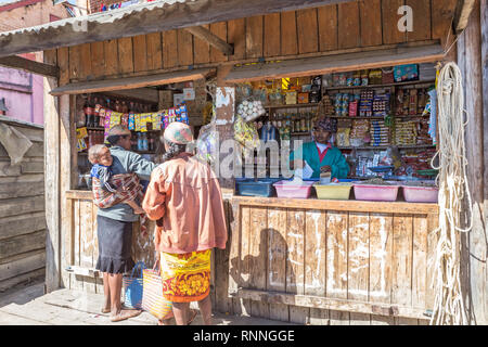 Negozio di alimentari. Viste lungo la N7 Ranomafana ad Antsirabe Madagascar Foto Stock