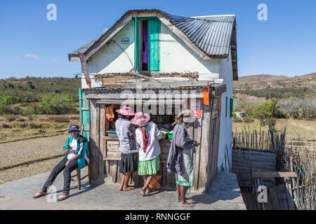 Negozio di alimentari. Viste lungo la N7 Ranomafana ad Antsirabe Madagascar Foto Stock