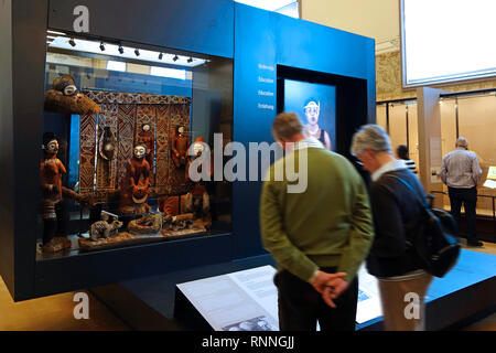 Statuette in legno nel AfricaMuseum / Museo Reale per l'Africa Centrale, etnografia e il museo di storia naturale a Tervuren, Belgio Foto Stock